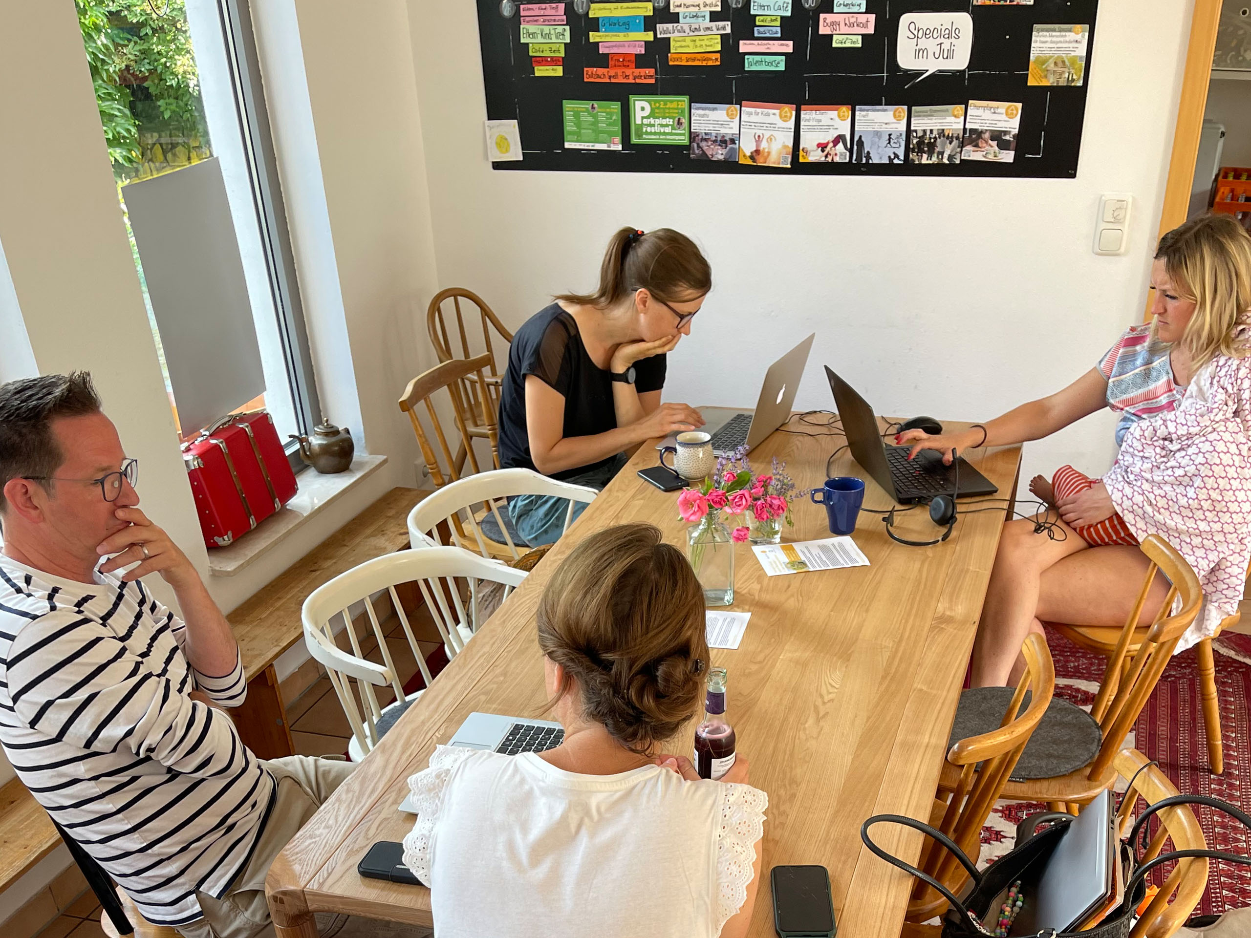 CoWorking am großen Tisch