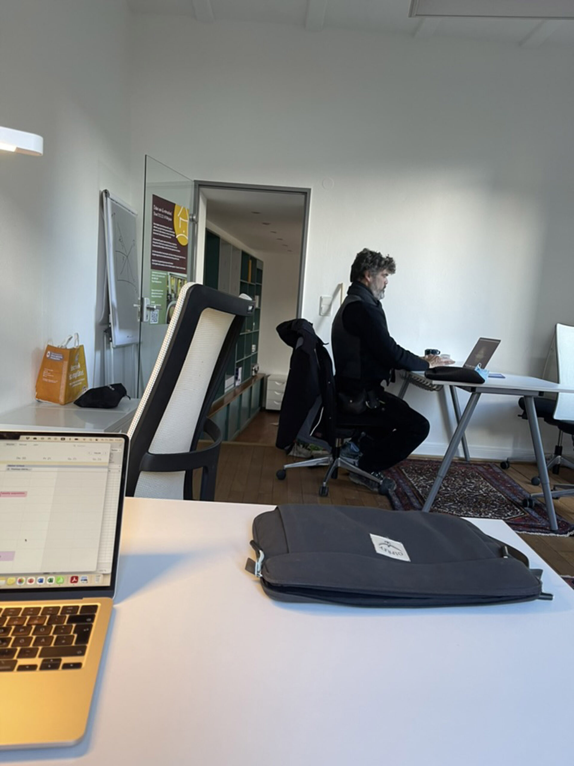 an der Arbeit im Coworking Space