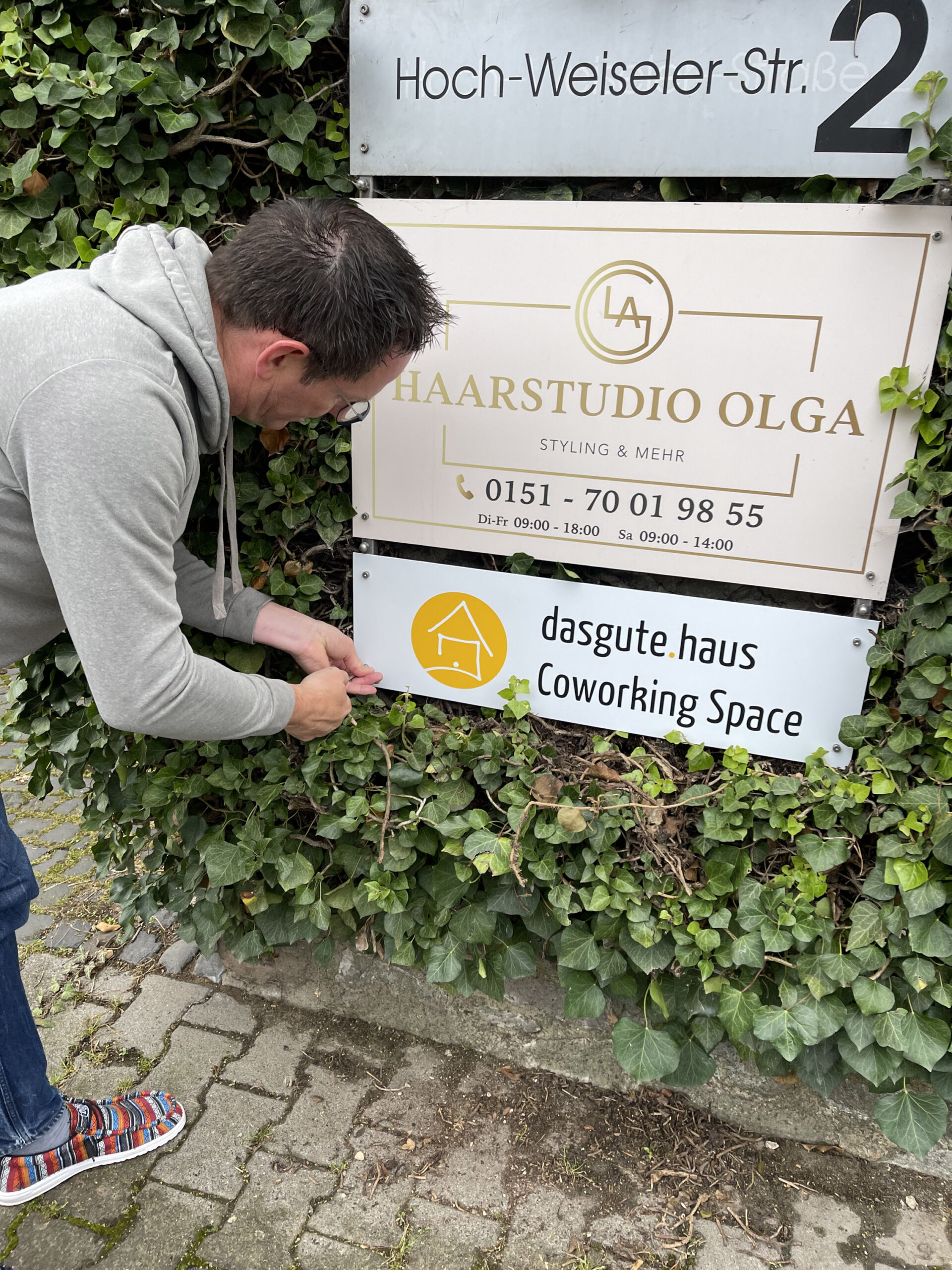 Montage des Schild für den Coworking Space