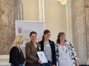 Übergabe der Urkunde durch Ministerin Diana Stolz_Aktion Generation 1. Preis
