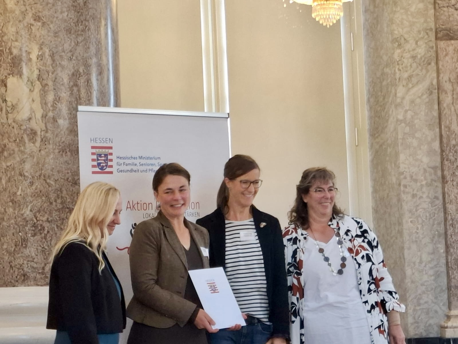 Übergabe der Urkunde durch Ministerin Diana Stolz_Aktion Generation 1. Preis